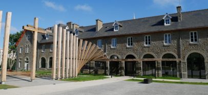 Parvis de la Maison Saint-Yves
