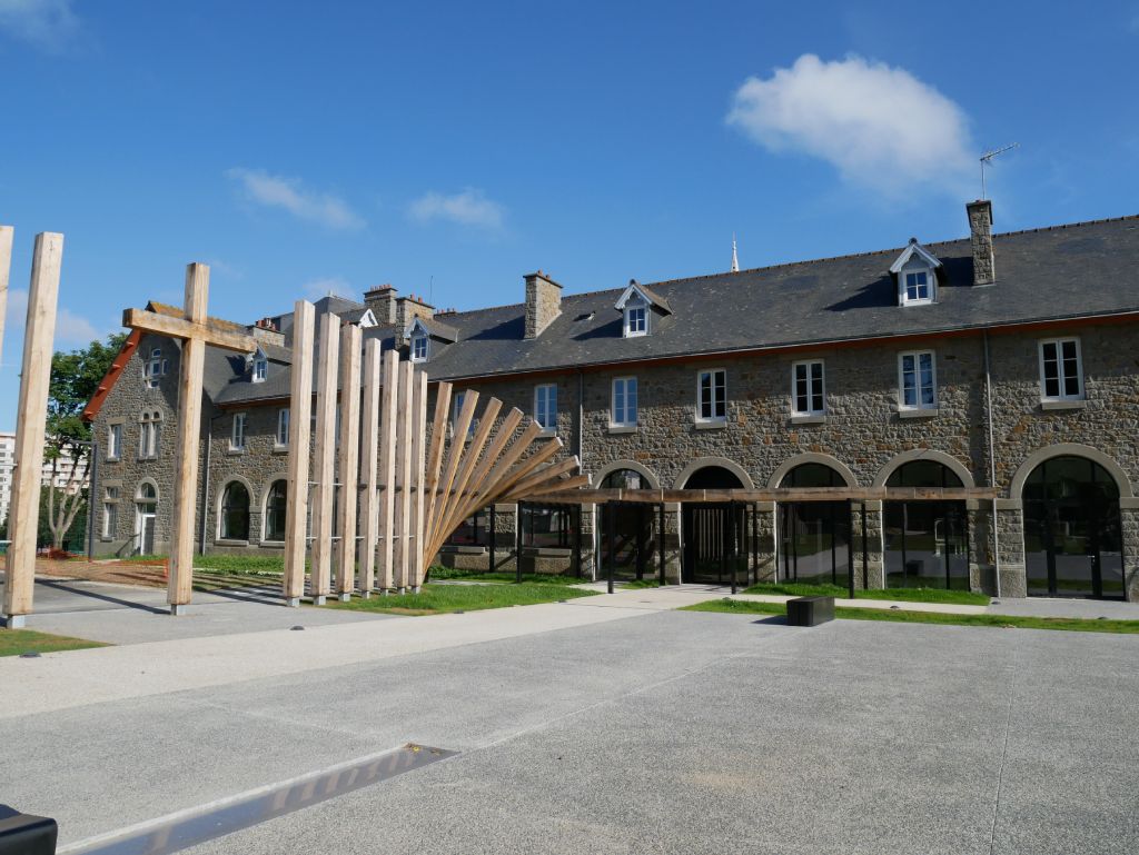 Parvis de la Maison Saint-Yves