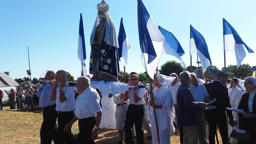 Procession Lors Du Pardon Nd De La Clarté à Perros Guirec