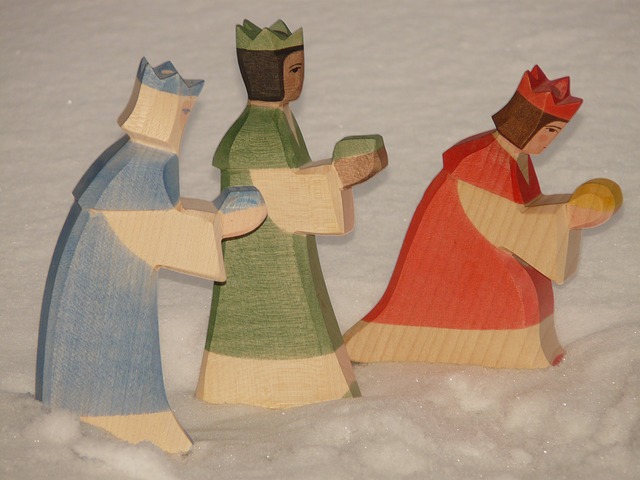 figurines en bois des rois mages