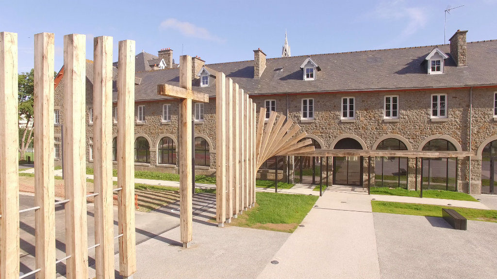 Parvis de la Maison Saint-Yves