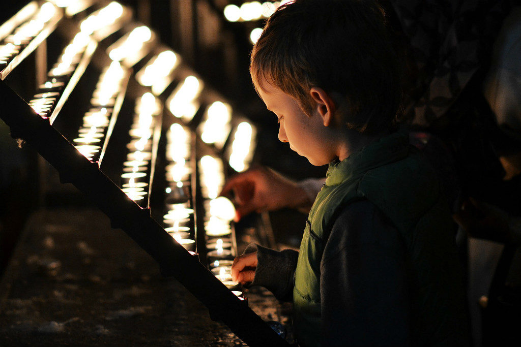 Enfant allumant une bougie