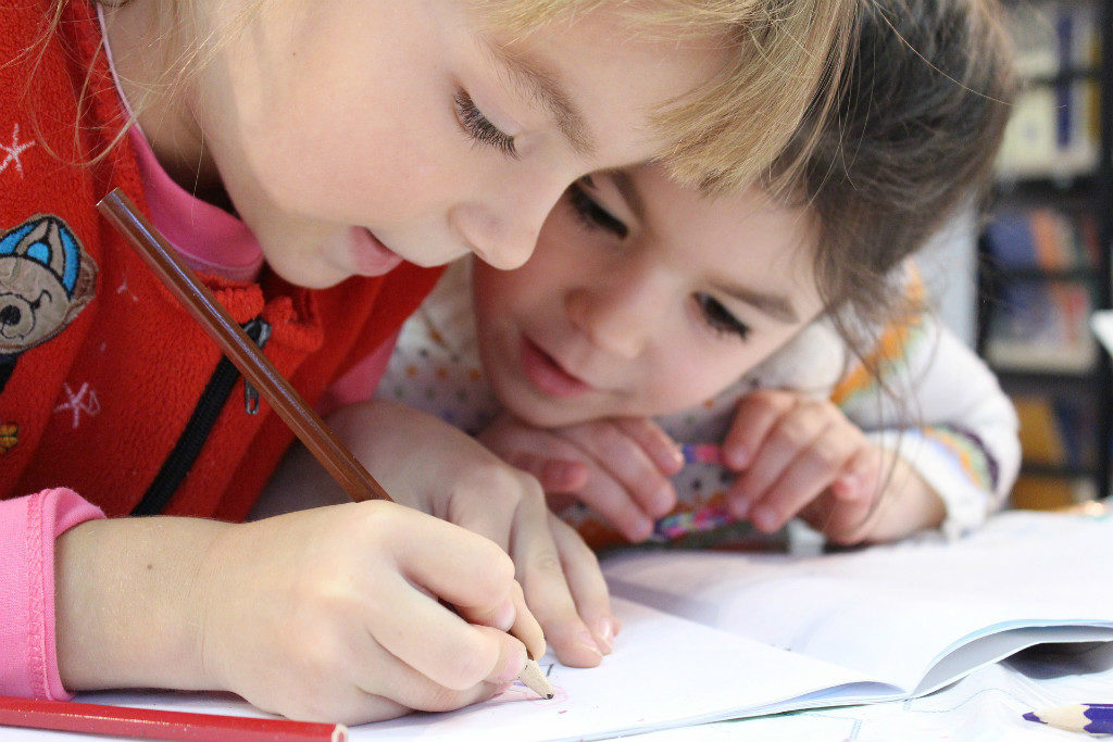 Deux enfants travaillant à l'école