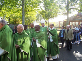 Procession de l'accueil des prêtres de la zone pastorale de Loudéac