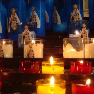Bougies dans la chapelle du sanctuaire marial de Querrien