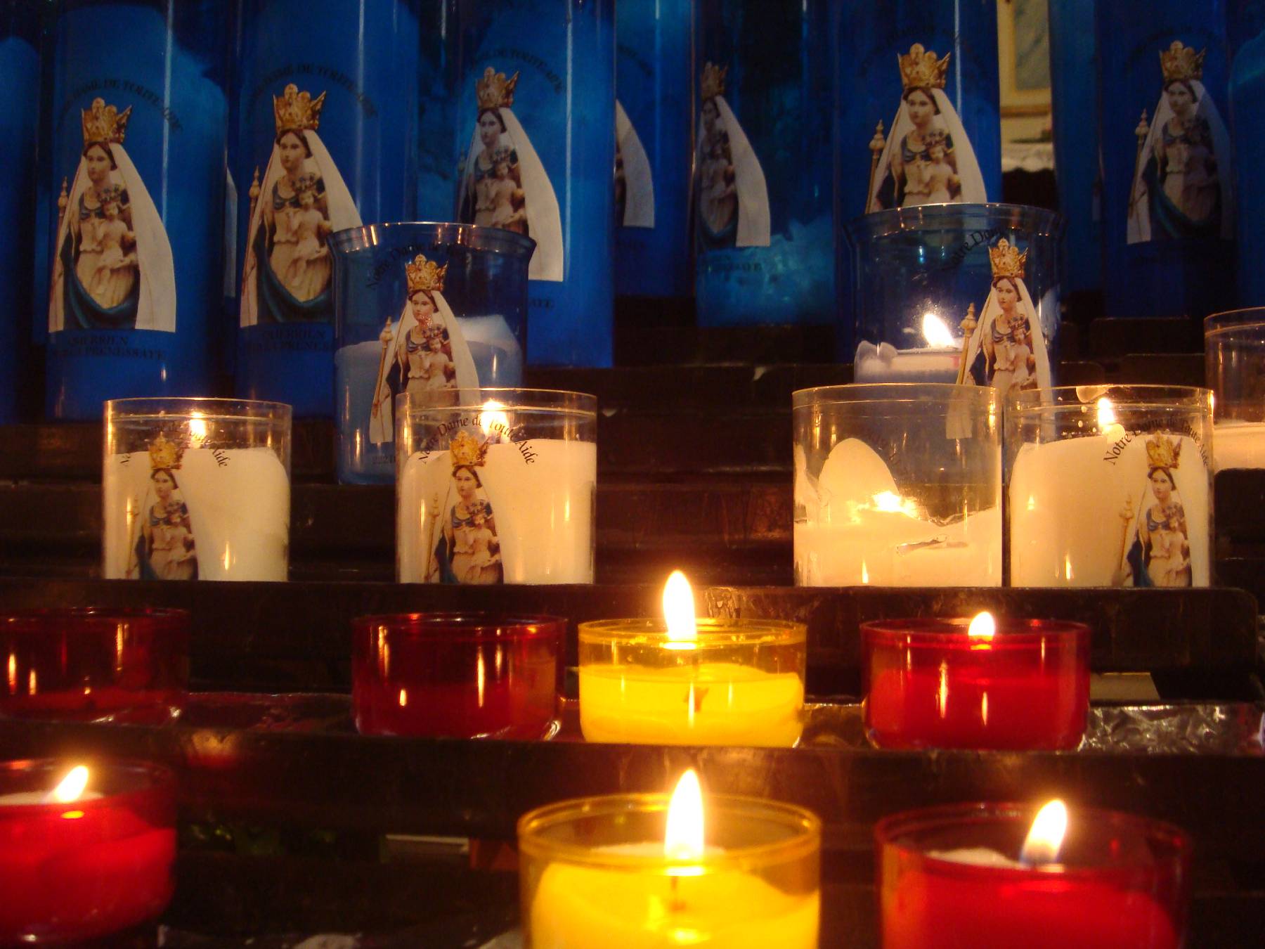 Bougies dans la chapelle du sanctuaire marial de Querrien