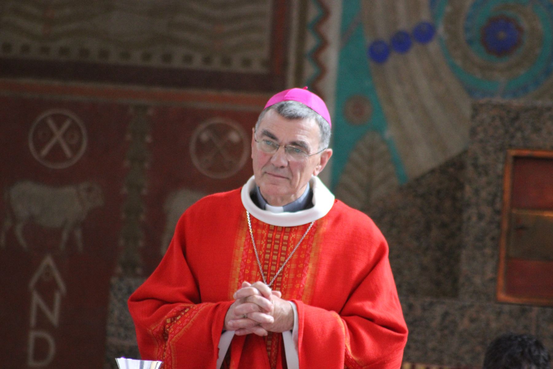 Mgr Denis Moutel en habits liturgiques