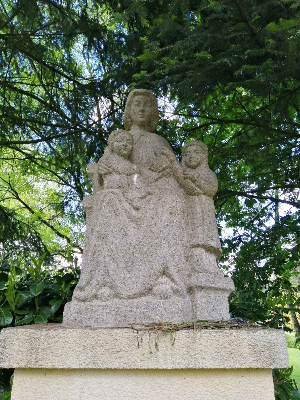 Statue en granit de Sainte Anne du Houlin