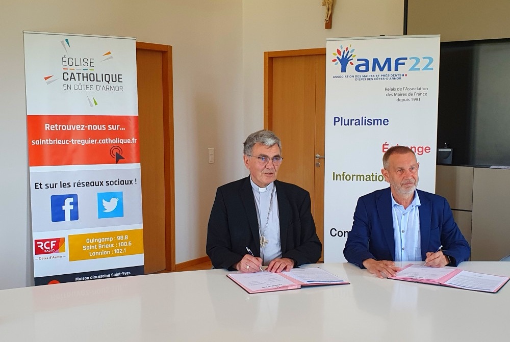 Signature de la convention entre le Diocèse de Saint-Brieuc et l'Association des Maires de France des Côtes d'Armor
