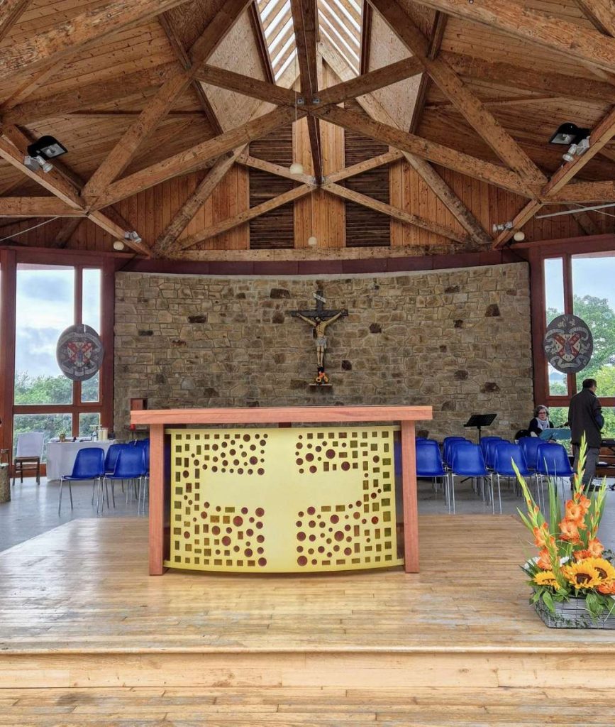 Bénédiction du nouvel autel du Sanctuaire Notre-Dame de Toute Aide à Querrien (La Prénessaye)