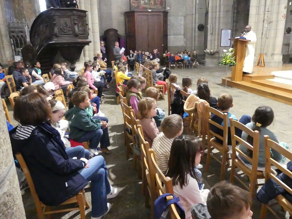Célébration de Pâques avec les élèves du Centre Jean XXIII à Quintin